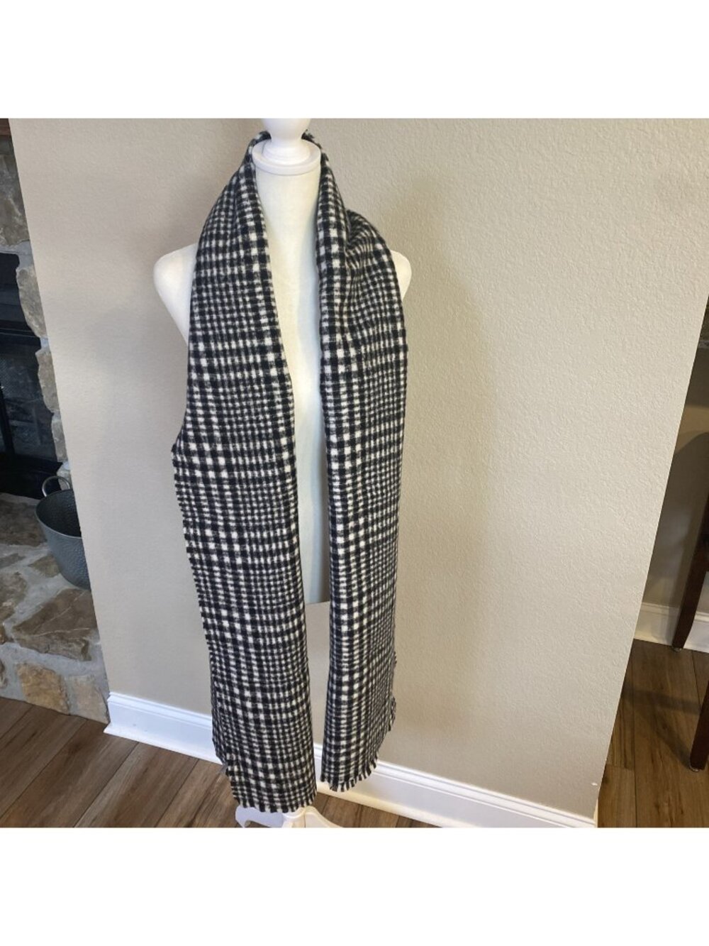 NWT Old Navy Black White Plaid Brushed Flannel Super Soft Wrap Rectangle Scarf w